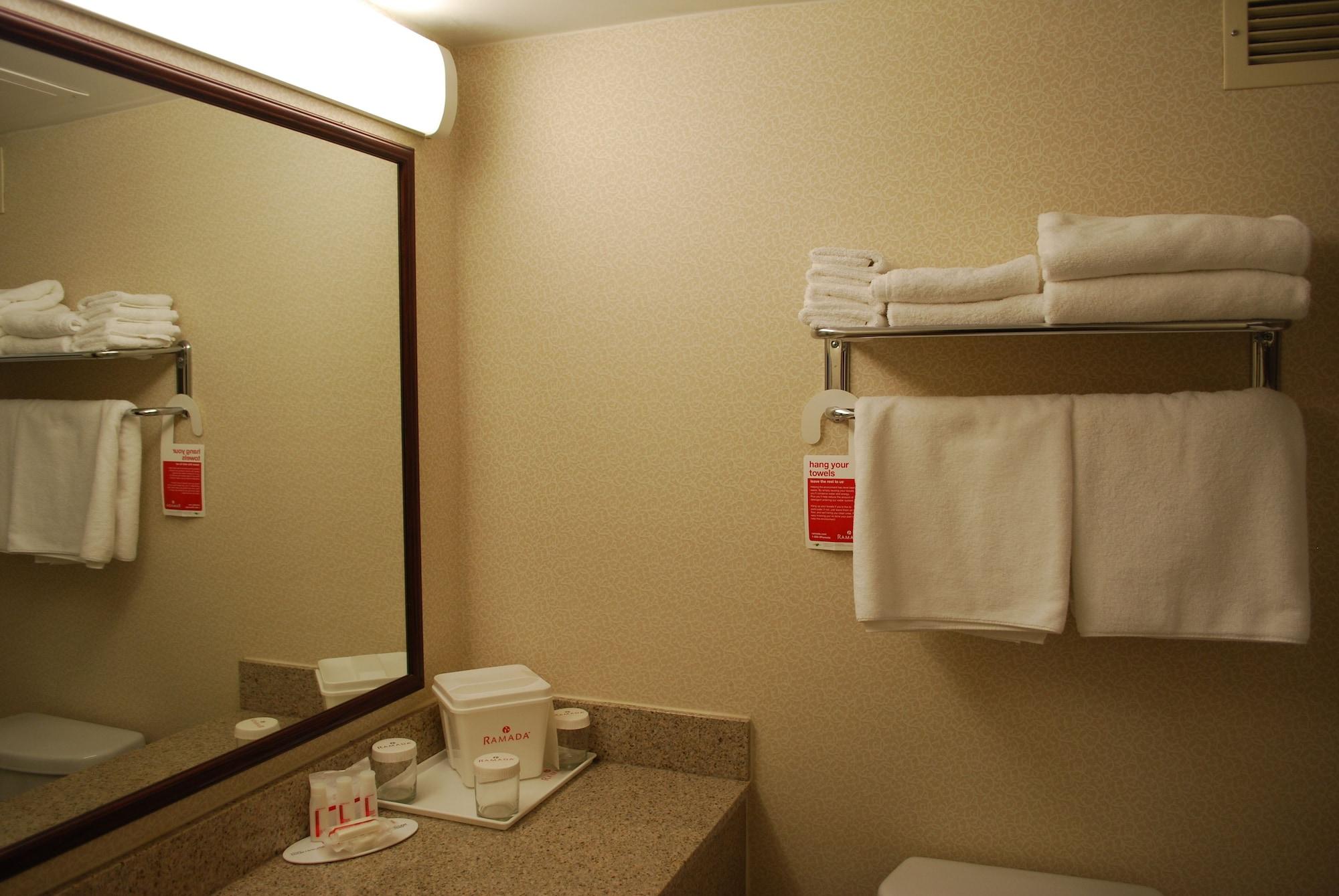 Ramada By Wyndham Triangle/Quantico Hotel Ngoại thất bức ảnh